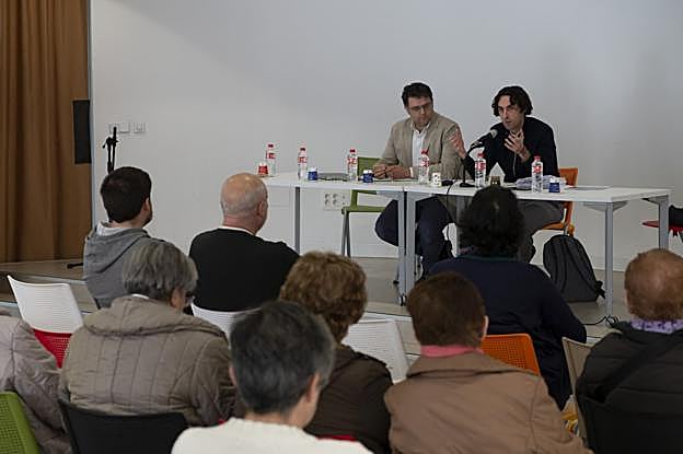 Un momento de la reunión informativa impulsada por el alcalde de El Astillero. 