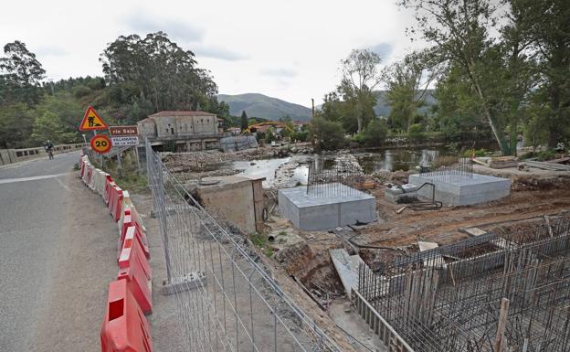 Las obras que el Gobierno ejecuta en el puente sobre el río Saja, en Villanueva de la Peña.