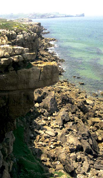 Imagen secundaria 2 - El litoral de Miengo está sembrado por pequeños islotes como la isla de los Conejos. Vista de la ría del Pas a su paso por Mogro. Acantilados en la línea de costa del municipio de Miengo.