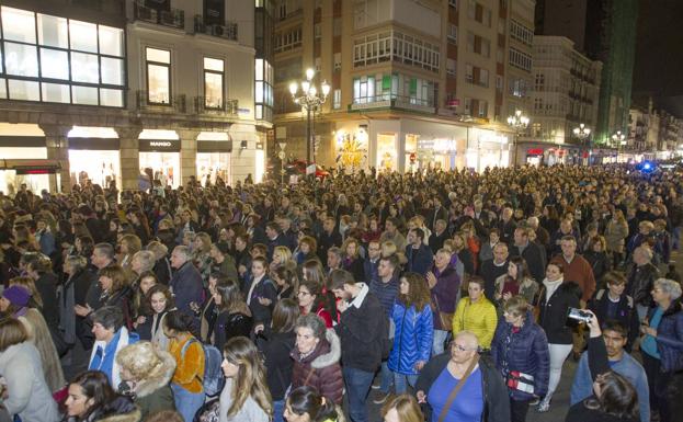 Imagen principal - Miles de voces contra la violencia machista