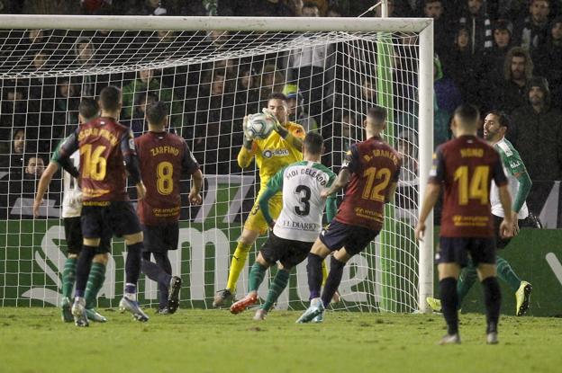 Luca detiene un balón en el partido frente al Extremadura.