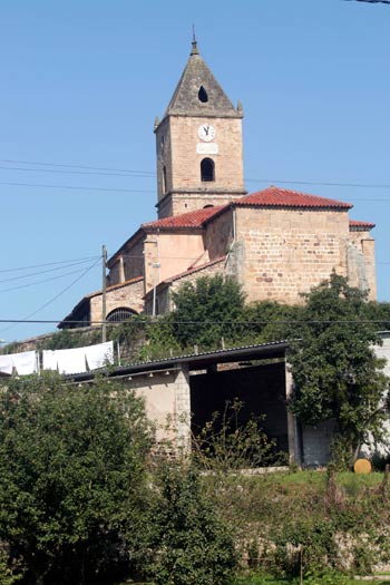 Imagen secundaria 2 - Iglesia de San Vicente, en Vioño. Santuario de la Virgen de Valencia, en la localidad de Vioño. Vista de la iglesia de Santa Eulalia, en Oruña.