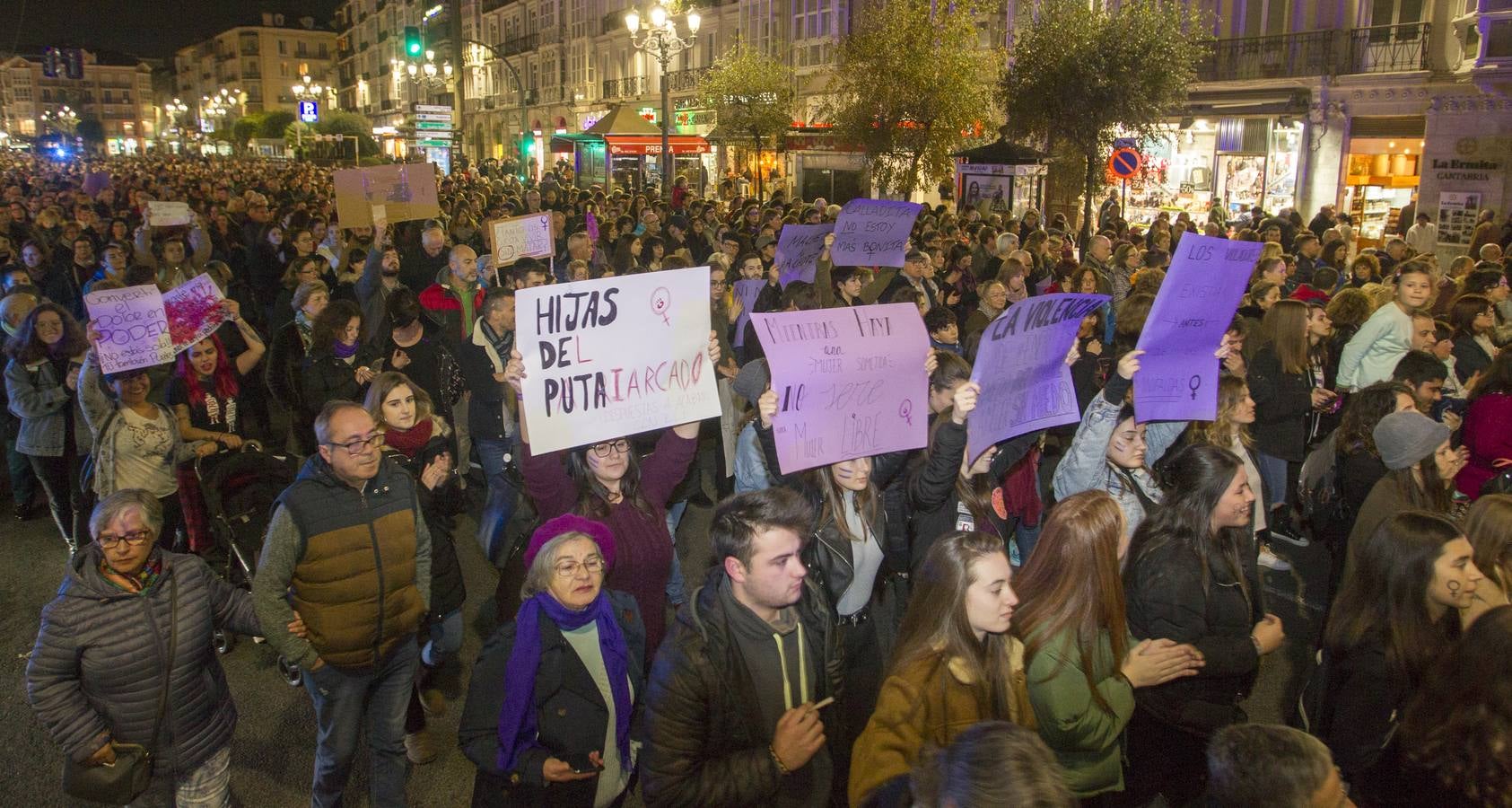 Centenares de personas se han echado a la calle en una manfiestación que ha recorrido el centro de la capital de Cantabria