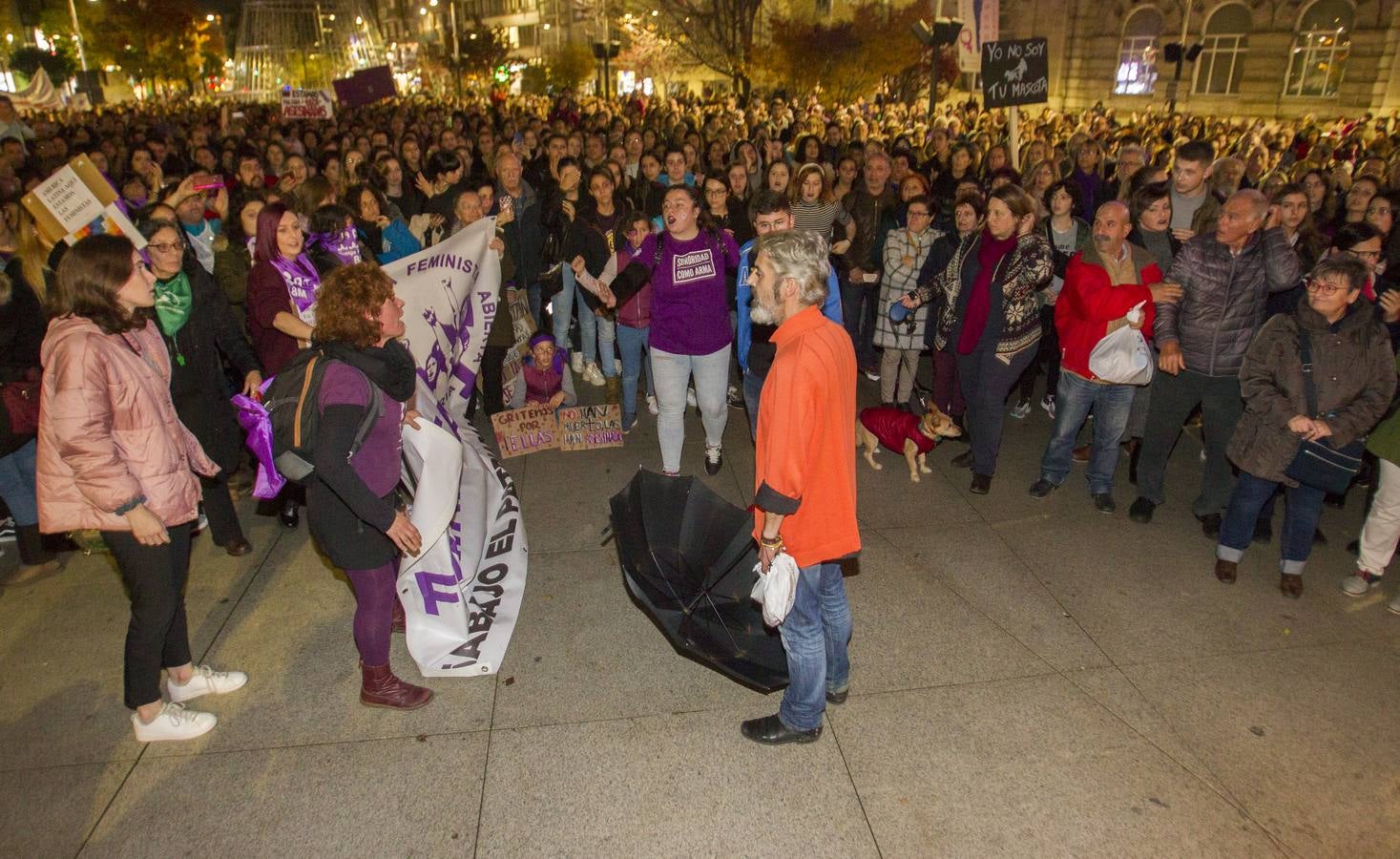 Centenares de personas se han echado a la calle en una manfiestación que ha recorrido el centro de la capital de Cantabria