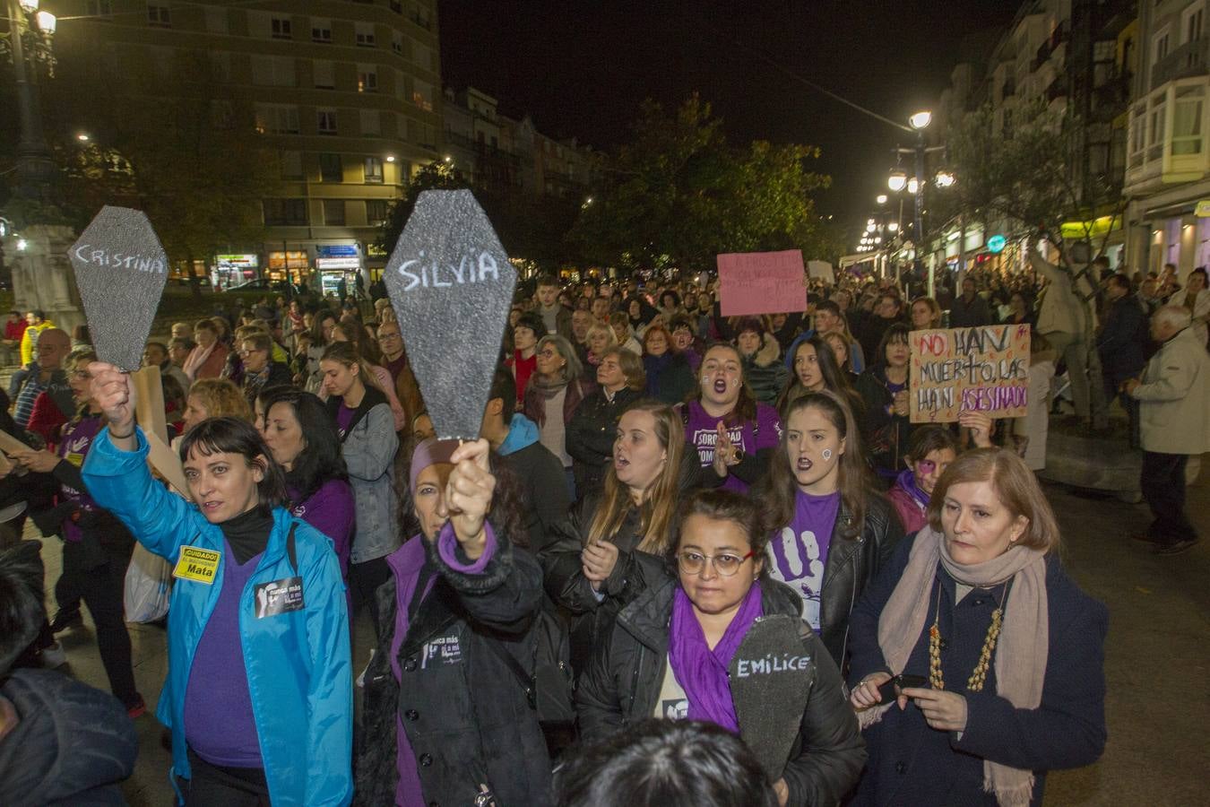 Centenares de personas se han echado a la calle en una manfiestación que ha recorrido el centro de la capital de Cantabria