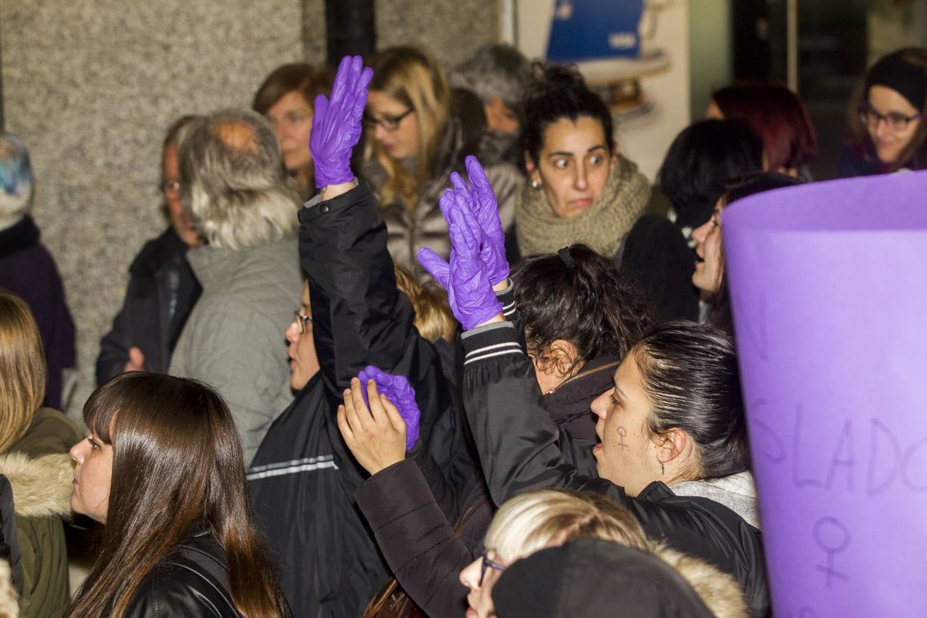 Centenares de personas se han echado a la calle en una manfiestación que ha recorrido el centro de la capital de Cantabria