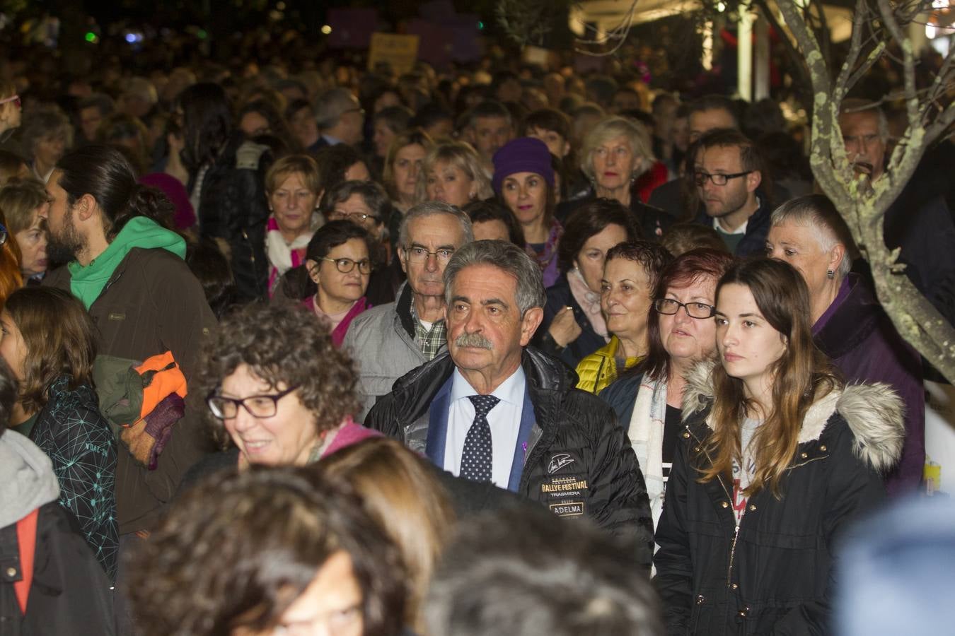 Centenares de personas se han echado a la calle en una manfiestación que ha recorrido el centro de la capital de Cantabria