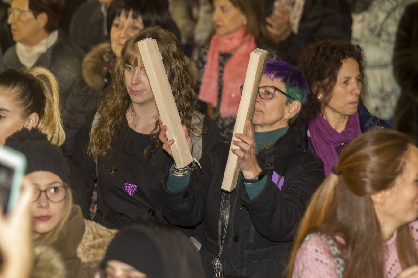 Centenares de personas se han echado a la calle en una manfiestación que ha recorrido el centro de la capital de Cantabria