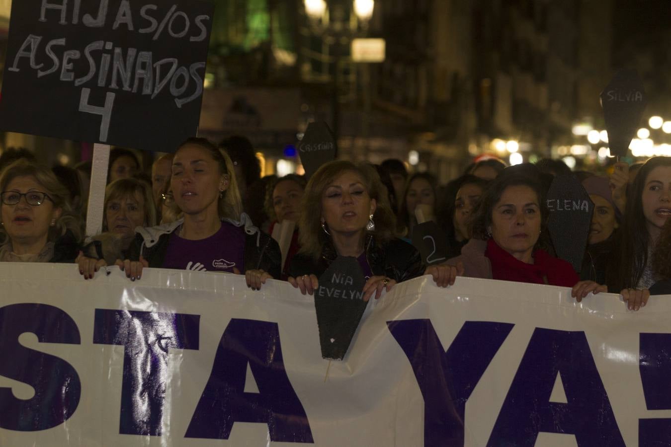 Centenares de personas se han echado a la calle en una manfiestación que ha recorrido el centro de la capital de Cantabria