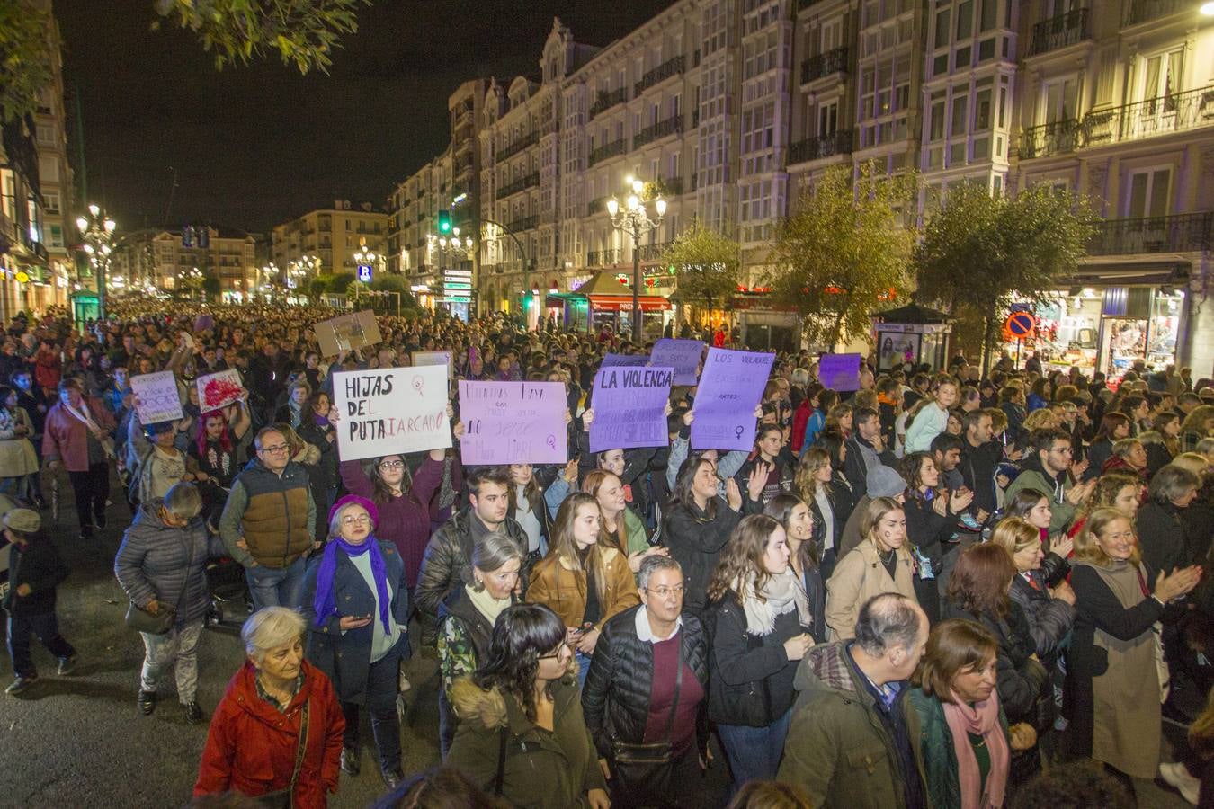 Centenares de personas se han echado a la calle en una manfiestación que ha recorrido el centro de la capital de Cantabria