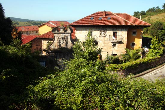 Imagen secundaria 1 - Vista de la Torre de Velo, en Arce. Vista del palacio de la Conquista Real, casona ubicada en Arce y declarada Bien de Interés Cultural en 1994. Portalada, de tradición clasicista, del palacio de los Condes de Mortera.