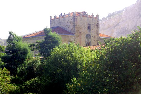 Imagen principal - Vista de la Torre de Velo, en Arce. Vista del palacio de la Conquista Real, casona ubicada en Arce y declarada Bien de Interés Cultural en 1994. Portalada, de tradición clasicista, del palacio de los Condes de Mortera.