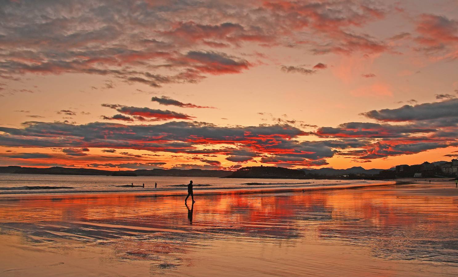El viento sur ha traído temperaturas más cálidas a las de los últimos días, y varios bañistas se han dado un chapuzón a primera hora