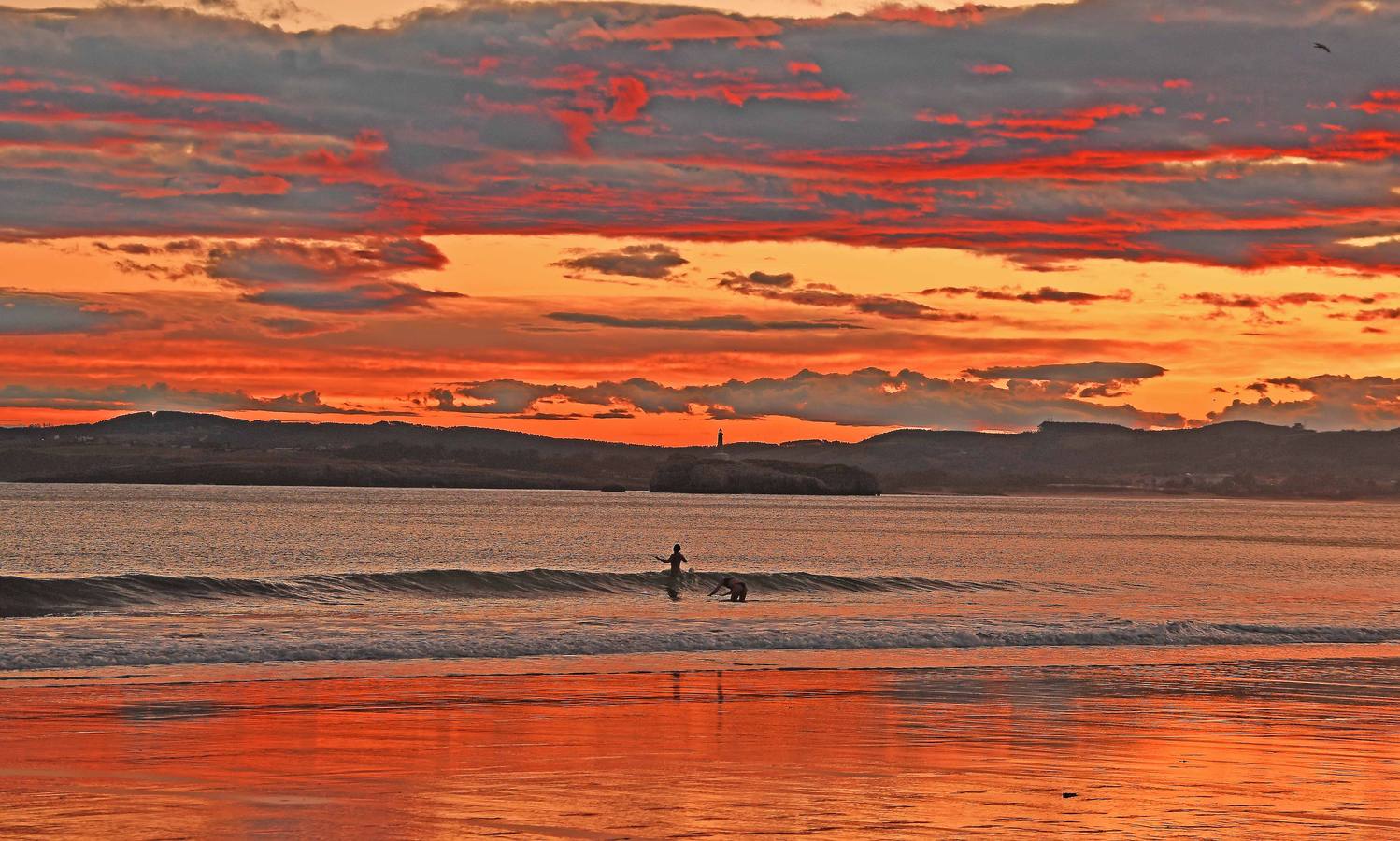 El viento sur ha traído temperaturas más cálidas a las de los últimos días, y varios bañistas se han dado un chapuzón a primera hora
