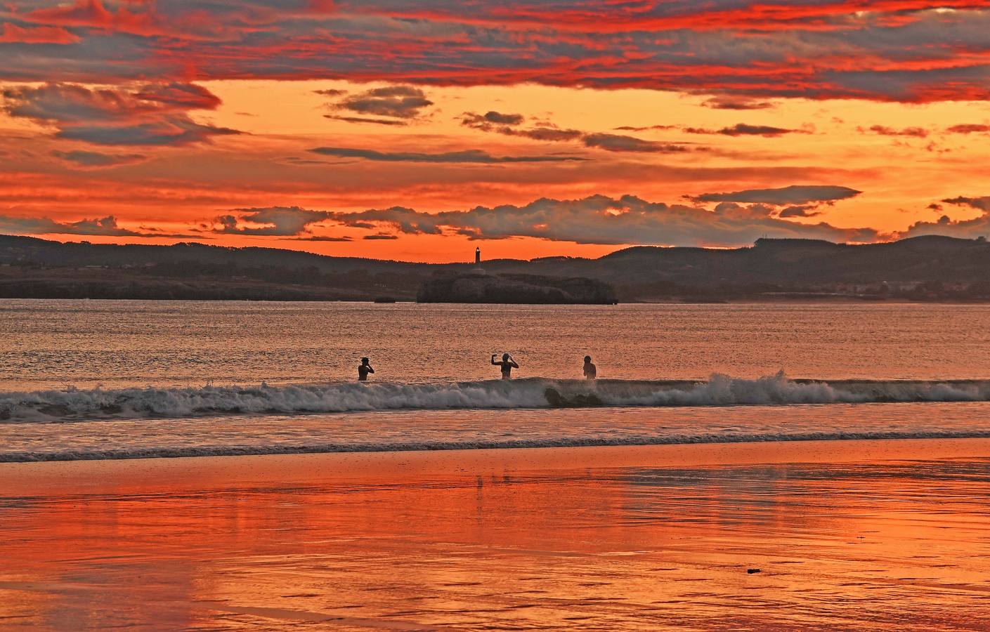 El viento sur ha traído temperaturas más cálidas a las de los últimos días, y varios bañistas se han dado un chapuzón a primera hora