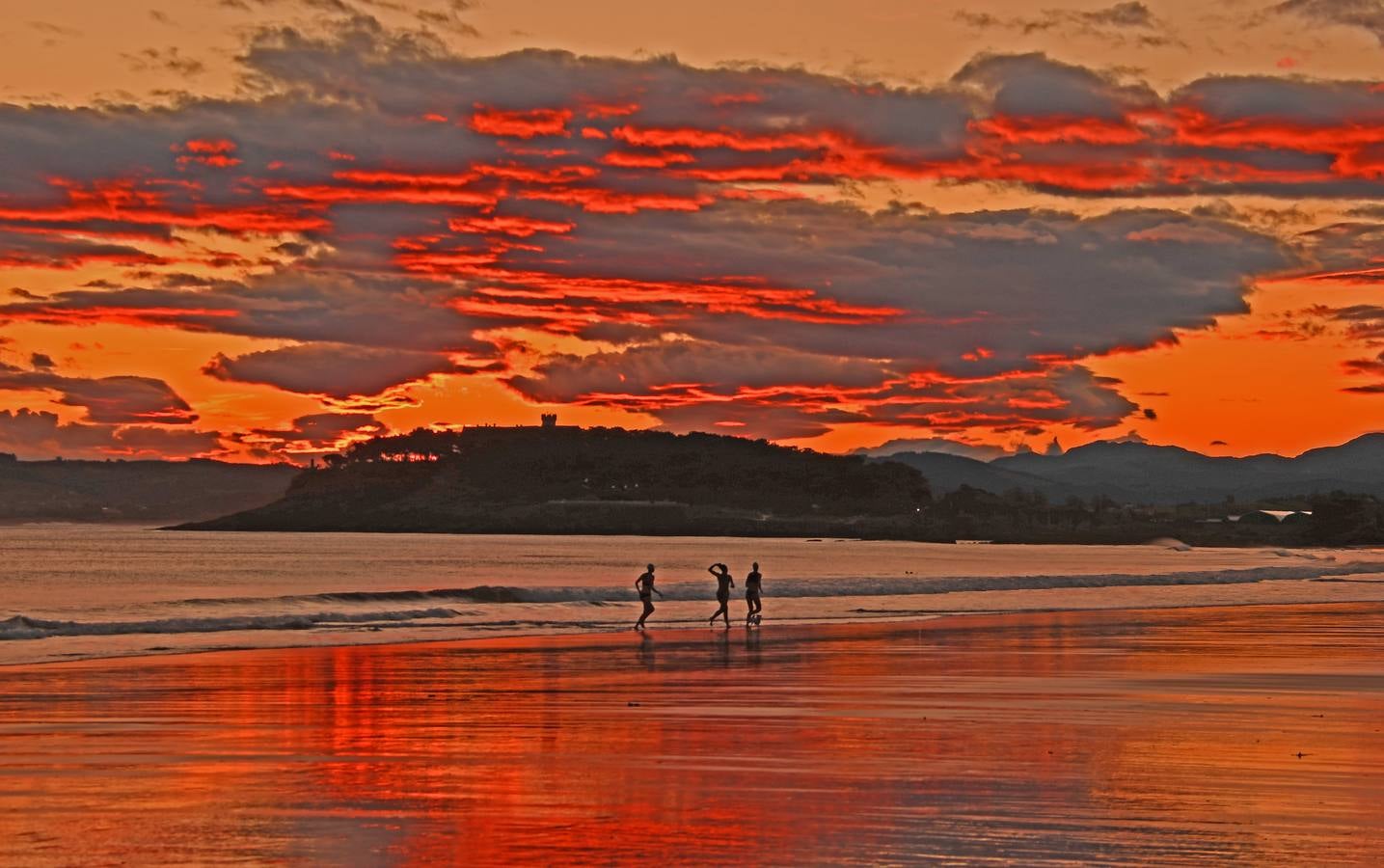El viento sur ha traído temperaturas más cálidas a las de los últimos días, y varios bañistas se han dado un chapuzón a primera hora