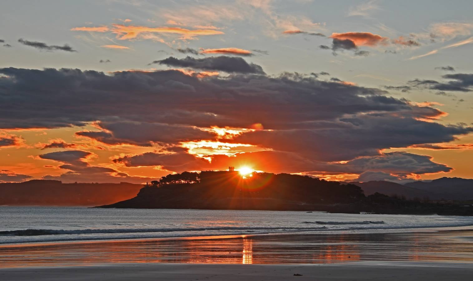 El viento sur ha traído temperaturas más cálidas a las de los últimos días, y varios bañistas se han dado un chapuzón a primera hora