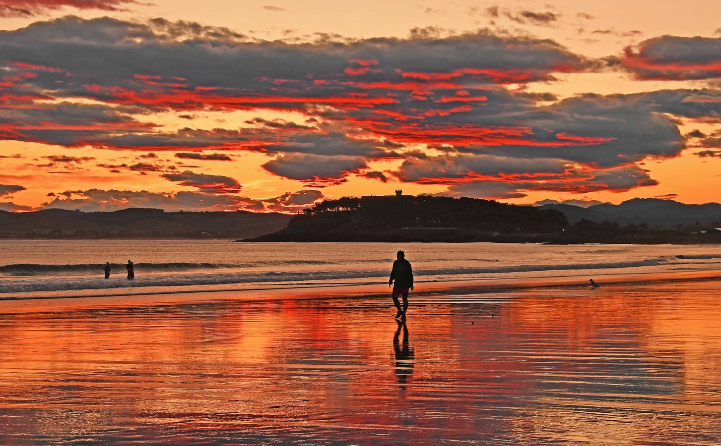 El viento sur ha traído temperaturas más cálidas a las de los últimos días, y varios bañistas se han dado un chapuzón a primera hora