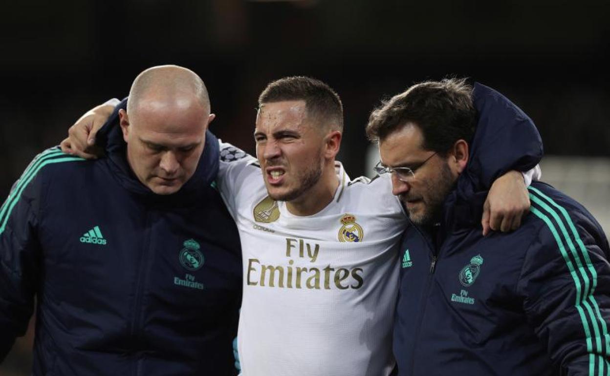 Eden Hazard se retira del césped entre gestos de dolor.