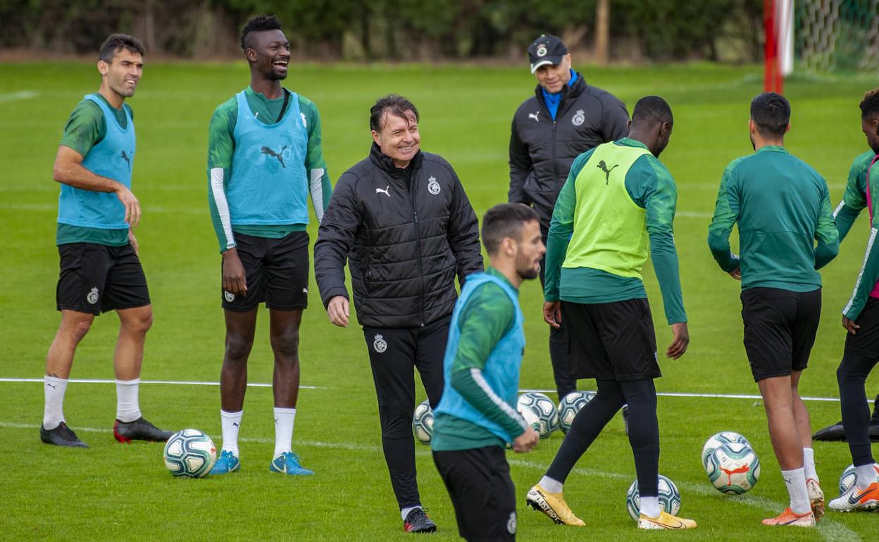 Cristóbal, sonriente en el entrenamiento de este martes en La Albericia.