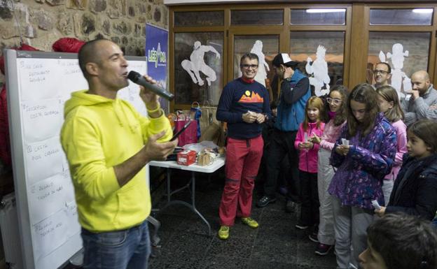 Imagen. A la izquierda, Pablo Criado animando el sorteo y al fondo, José Luis García, de Biodogtor.