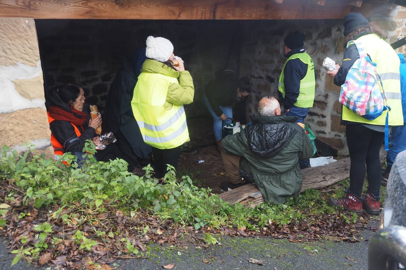 Efectivos de rescate y voluntarios, en Población de Arriba participando en el operativo de búsqueda de Roberto Lavid.