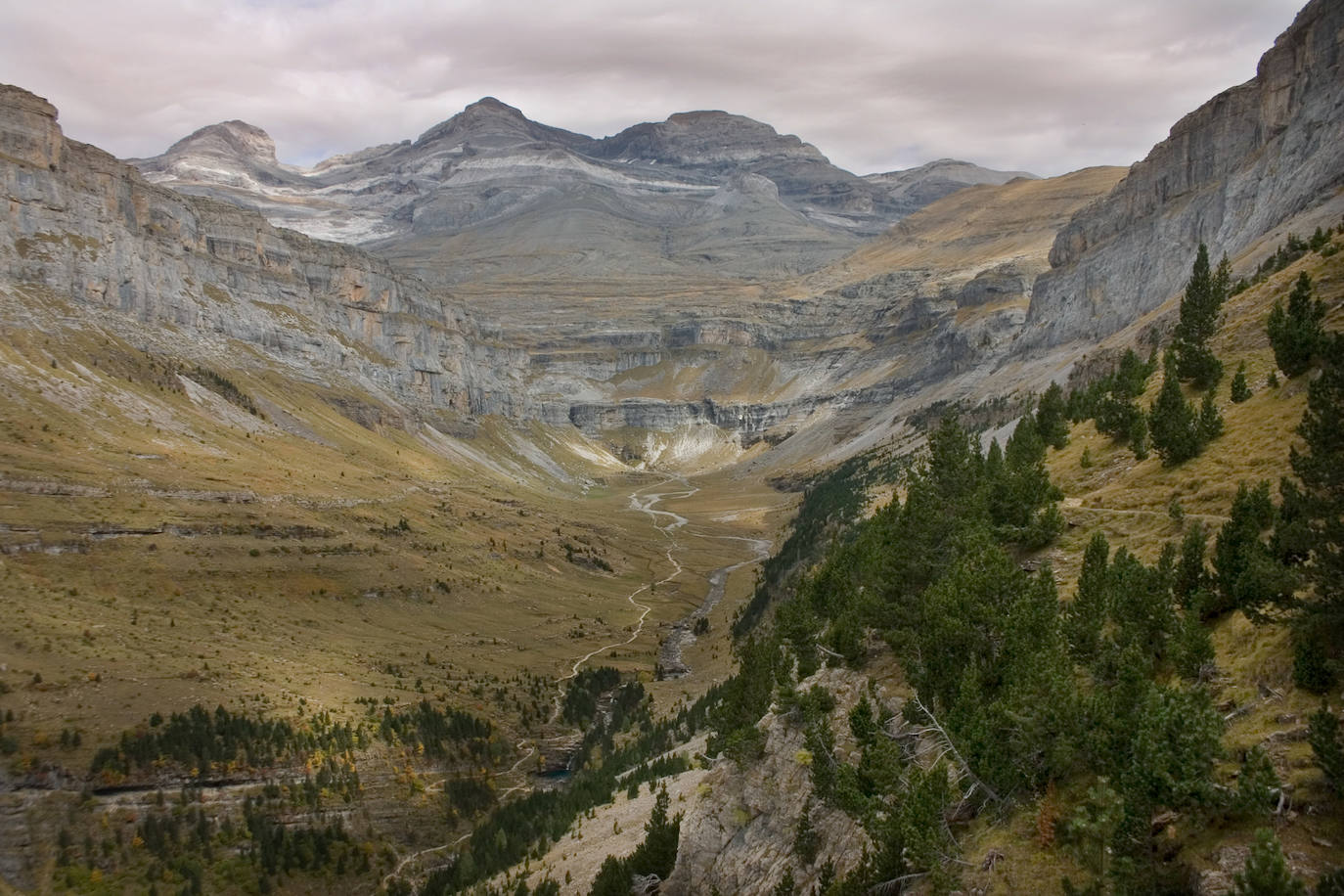 Vista del circo de Soaso presidido por las Tres Sorores: de izquierda a derecha, el Cilindro, Monte Perdido y el Añisclo