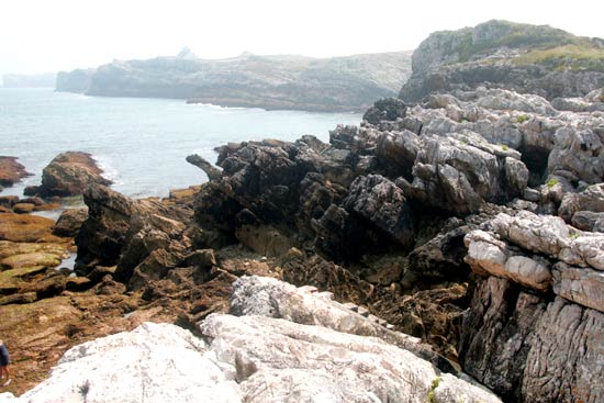 Entre los acantilados se hacen un hueco las playas de San Juan de la Canal y Covachos.