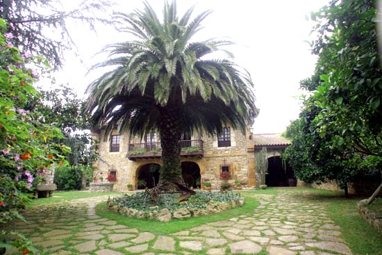 Imagen principal - Vista de la casona de los Torre - Tagle, construida en el año 1765. Escudo de la portalada de la casona de los Torre - Tagle. La casona de los Torre - Tagle, construida en el año 1765.