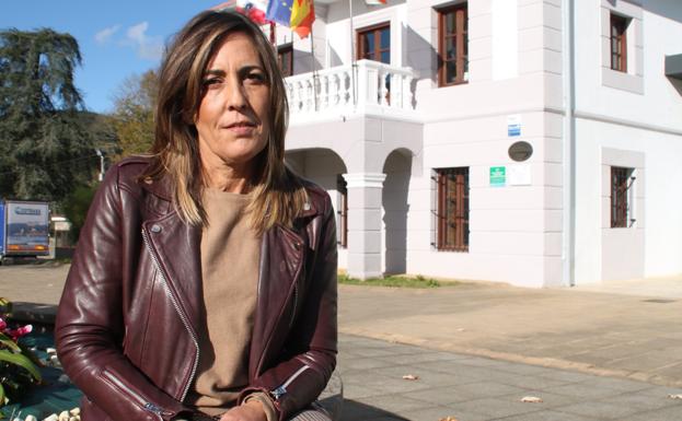 Gema Perojo, ante el Ayuntamiento de Solórzano.