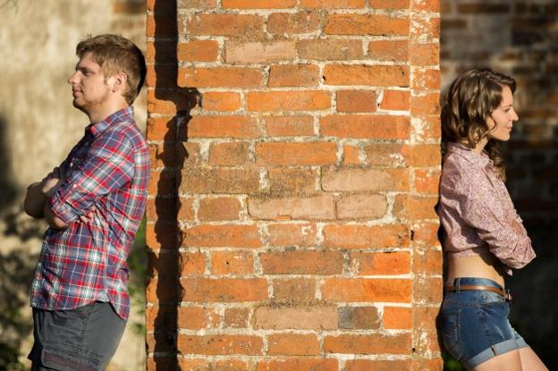 Una pareja muestra su enfado por celos.