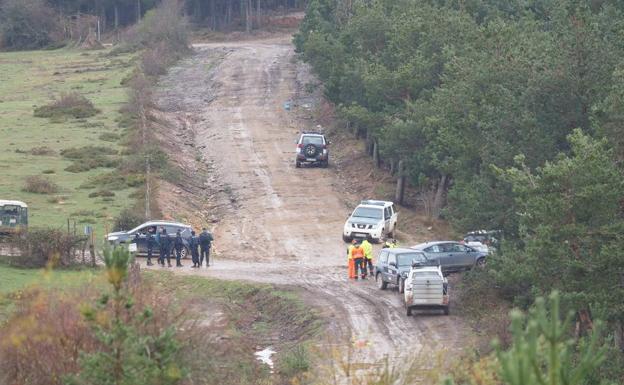 Los servicios de emergencias batieron ayer los alrededores del lugar en el que un ganadero encontró el coche de Roberto.