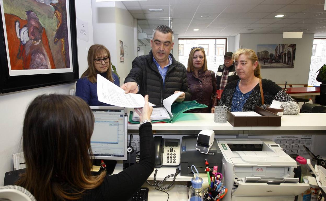 Los vecinos de El Zapatón entregan 2.037 firmas contra la construcción del centro juvenil en una zona verde