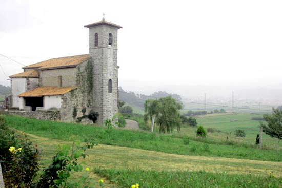 Imagen secundaria 1 - Vista de la iglesia de San Salvador de Vivero, en Soto de la Marina. Iglesia de San Vicente, en Maoño. Iglesia de Santa Cruz de Bezana.