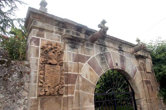 Imagen secundaria 2 - Vista de la casona de los Torre - Tagle, construida en el año 1765. Escudo de la portalada de la casona de los Torre - Tagle. La casona de los Torre - Tagle, construida en el año 1765.