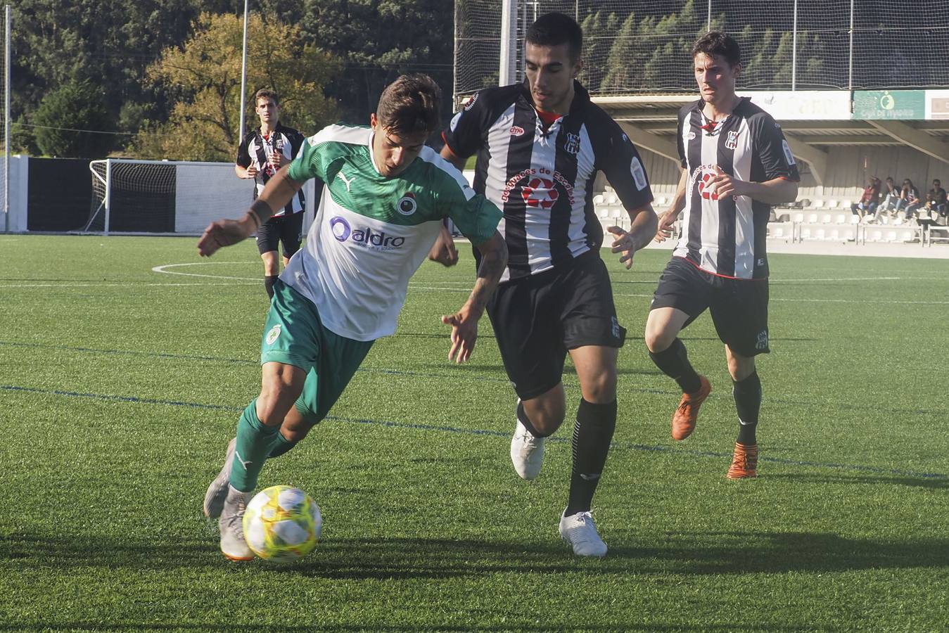 Imagen de archivo del partido Escobedo-Rayo Cantabria, disputado sobre el césped artificial del Eusebio Arce el pasado mes de octubre.