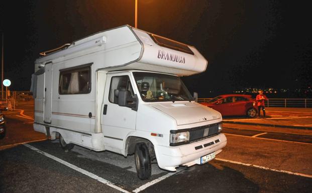 La autocaravana donde se ha localizado el cadáver, aparcada junto a la plaza de La Fenómeno.