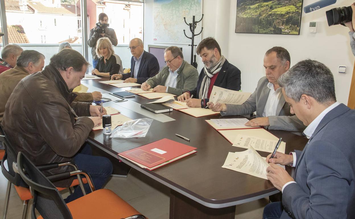 Pablo Zuloaga, este viernes, en la firma de los convenios. 