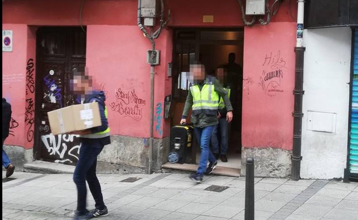 Los agentes de Estupefacientes, saliendo de la casa del detenido.