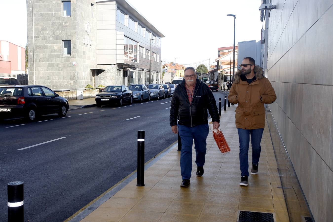 Una remodelación que se han prolongado durante seis meses y que da respuesta a una vieja demanda de los vecinos de la zona, ante un tramo muy peligroso para los peatones por la falta de aceras. Estas se han unificado y ensanchado -lo que permite un tránsito mas eguro-, se han puesto farolas, aparcamientos y mobiliario urbano.