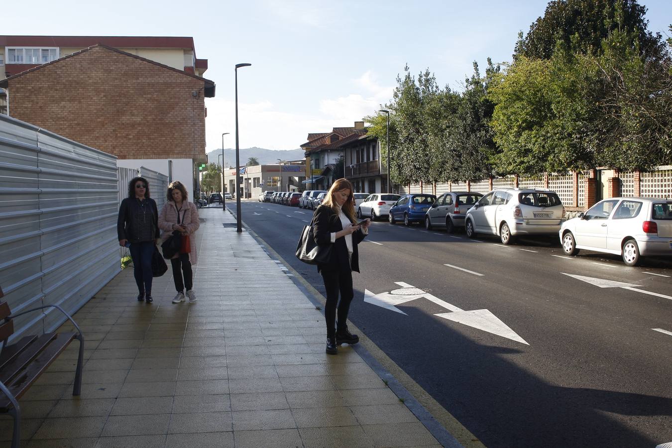 Una remodelación que se han prolongado durante seis meses y que da respuesta a una vieja demanda de los vecinos de la zona, ante un tramo muy peligroso para los peatones por la falta de aceras. Estas se han unificado y ensanchado -lo que permite un tránsito mas eguro-, se han puesto farolas, aparcamientos y mobiliario urbano.