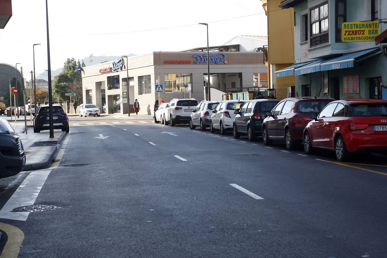 Una remodelación que se han prolongado durante seis meses y que da respuesta a una vieja demanda de los vecinos de la zona, ante un tramo muy peligroso para los peatones por la falta de aceras. Estas se han unificado y ensanchado -lo que permite un tránsito mas eguro-, se han puesto farolas, aparcamientos y mobiliario urbano.