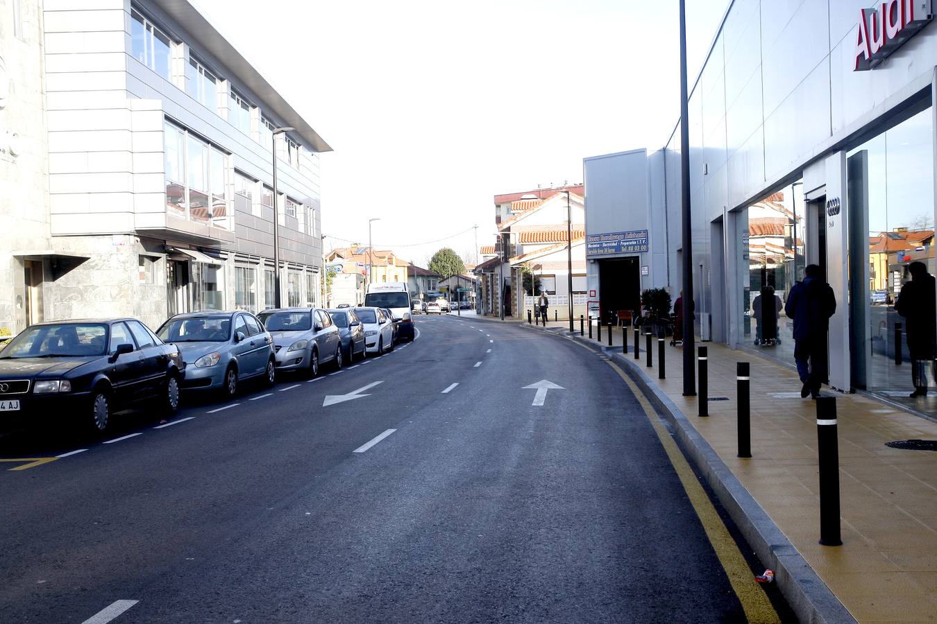 Una remodelación que se han prolongado durante seis meses y que da respuesta a una vieja demanda de los vecinos de la zona, ante un tramo muy peligroso para los peatones por la falta de aceras. Estas se han unificado y ensanchado -lo que permite un tránsito mas eguro-, se han puesto farolas, aparcamientos y mobiliario urbano.