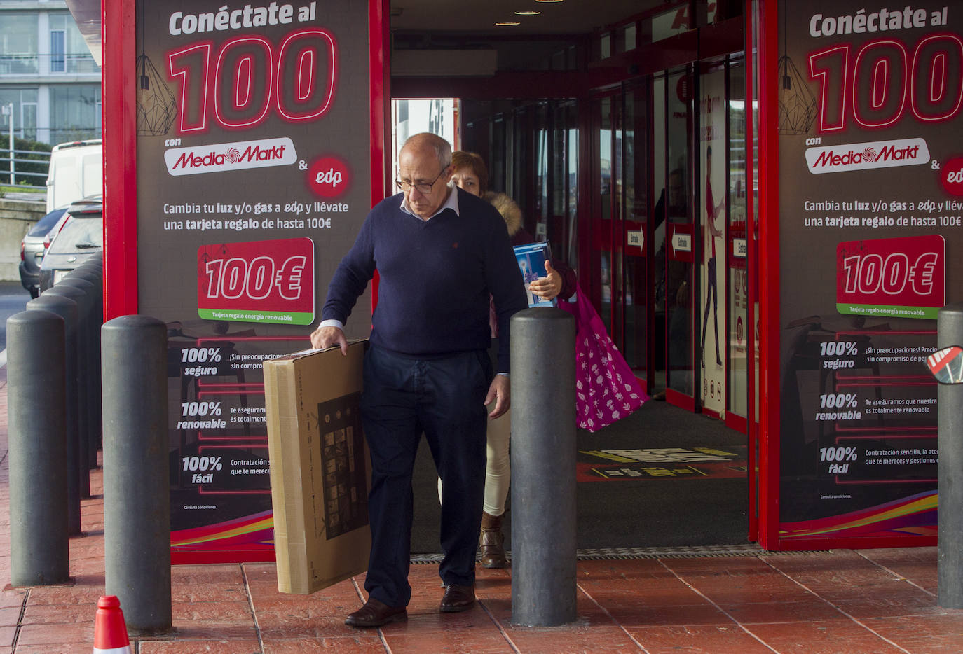 Tráfico, compras y mucho ambiente en las zonas comerciales, estampa de la jornada de descuentos