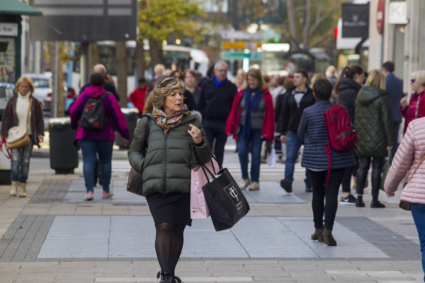 Tráfico, compras y mucho ambiente en las zonas comerciales, estampa de la jornada de descuentos