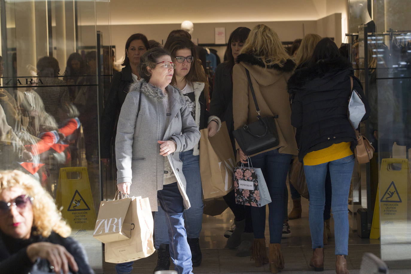 Tráfico, compras y mucho ambiente en las zonas comerciales, estampa de la jornada de descuentos