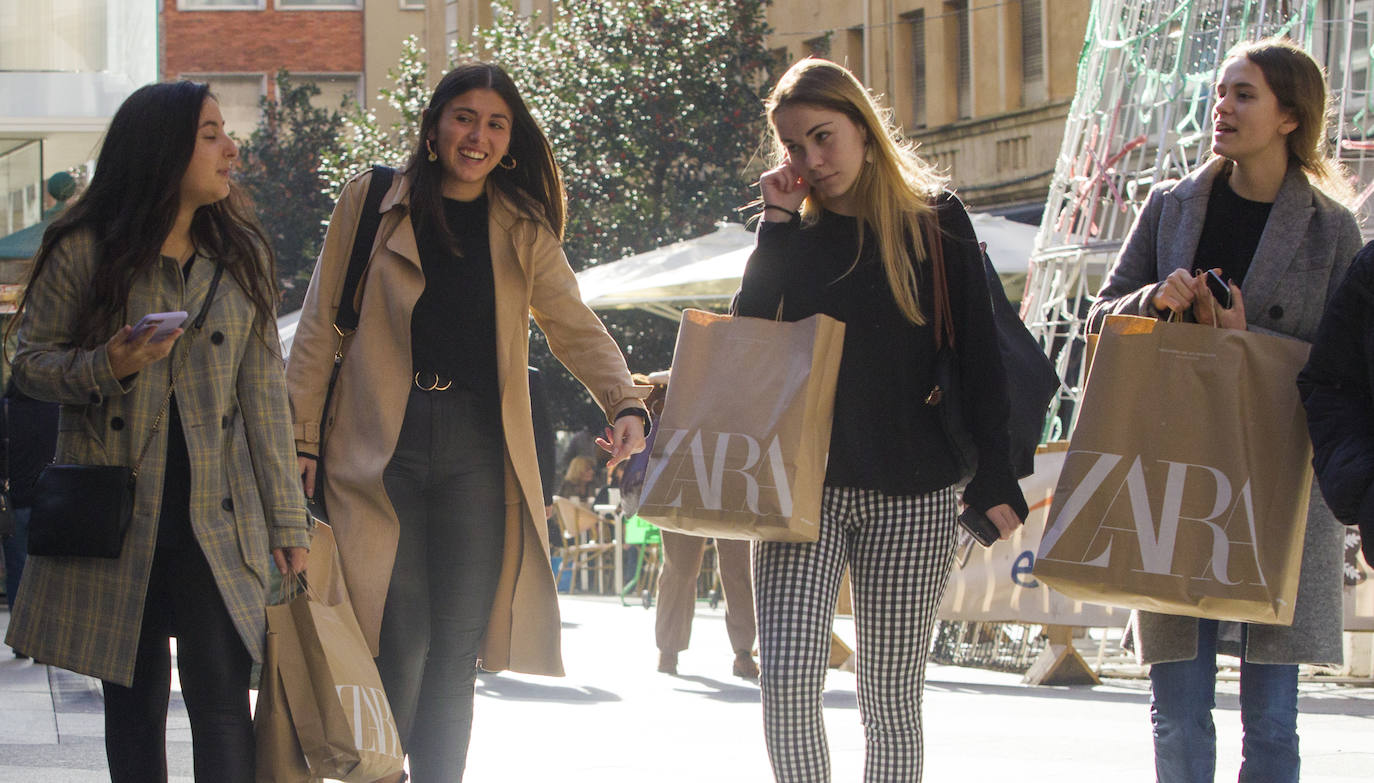 Tráfico, compras y mucho ambiente en las zonas comerciales, estampa de la jornada de descuentos