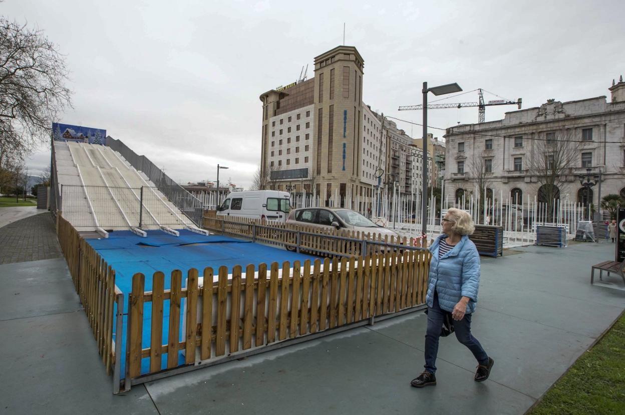 El tobogán, ubicado junto a los Jardines de Pereda, se abre al público el próximo jueves. 