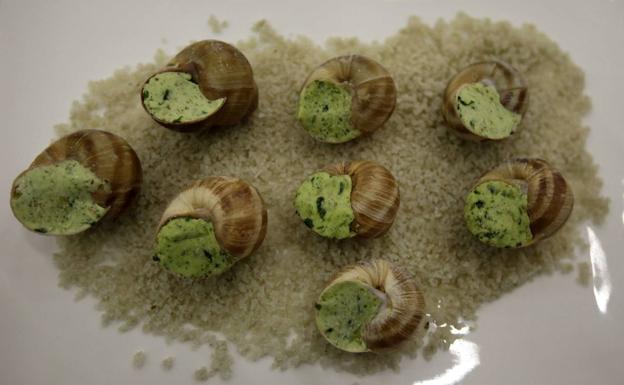 abitual preparación de los caracoles a la Borgoñesa, con su pasta de mantequilla y hierbas aromáticas.