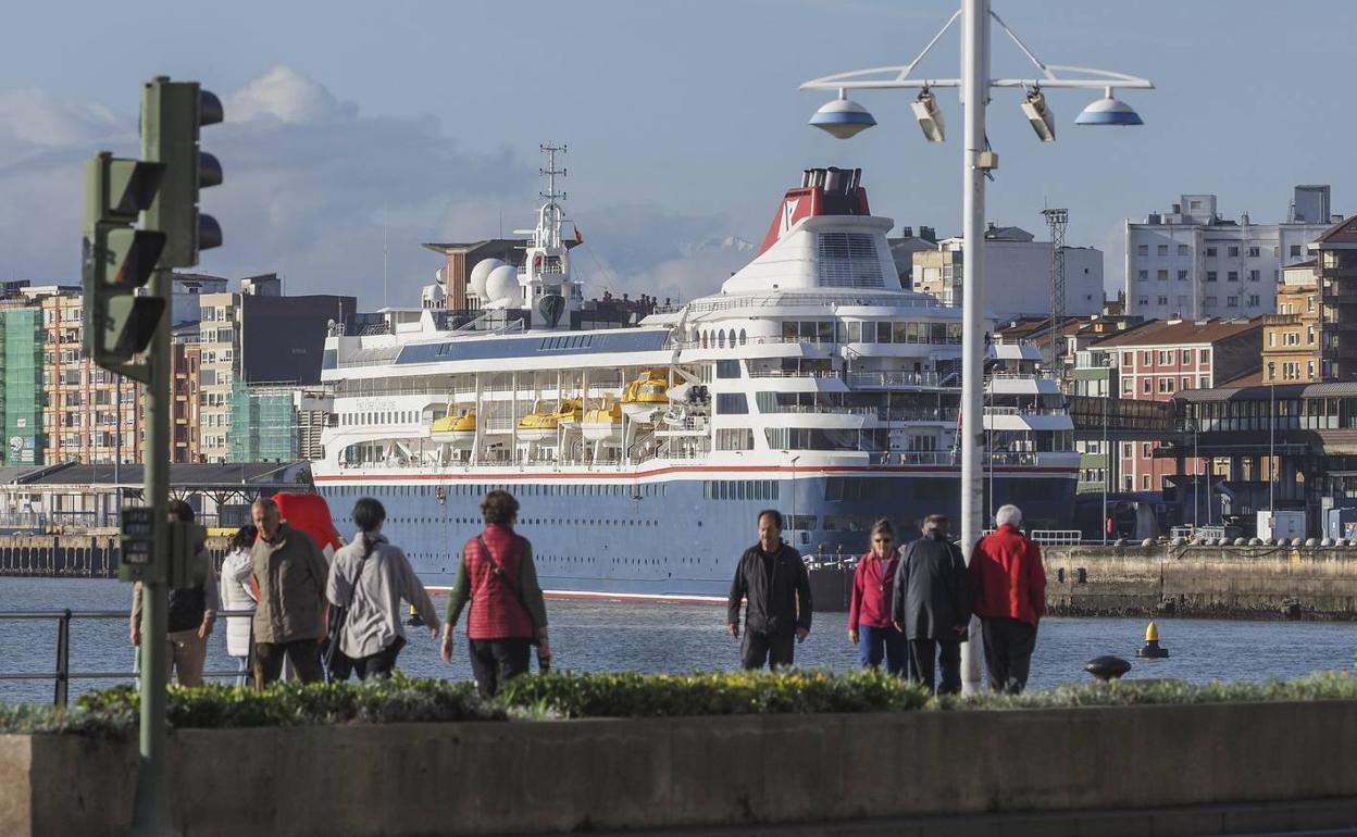 El crucero 'Braemar', ayer, atracado en Santander. :